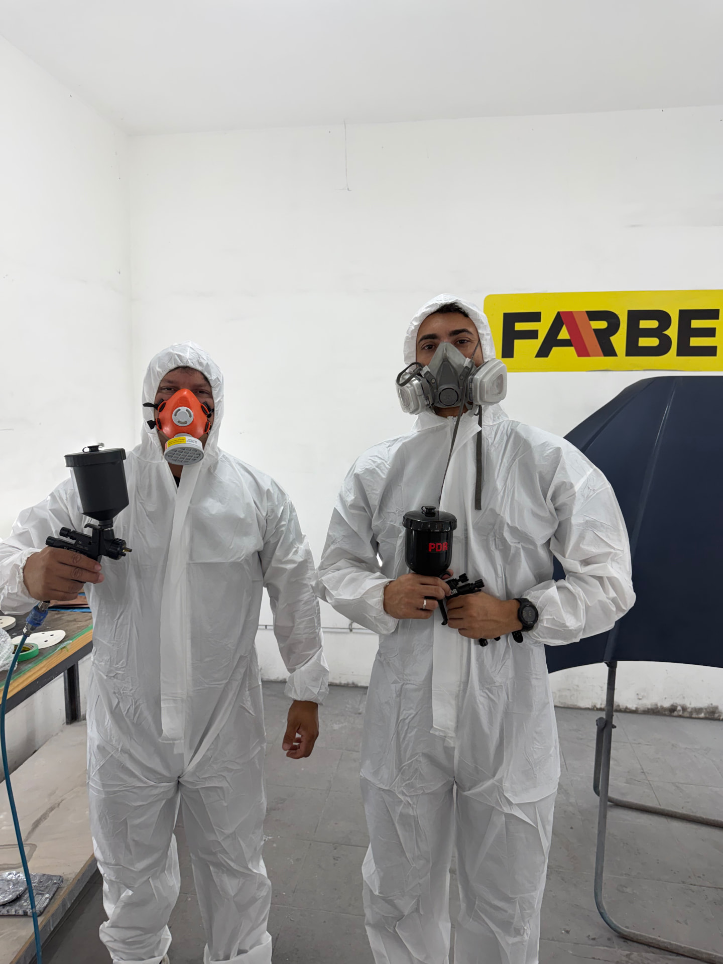 Alunos equipados durante um dia de aula do Mestres da Repintura