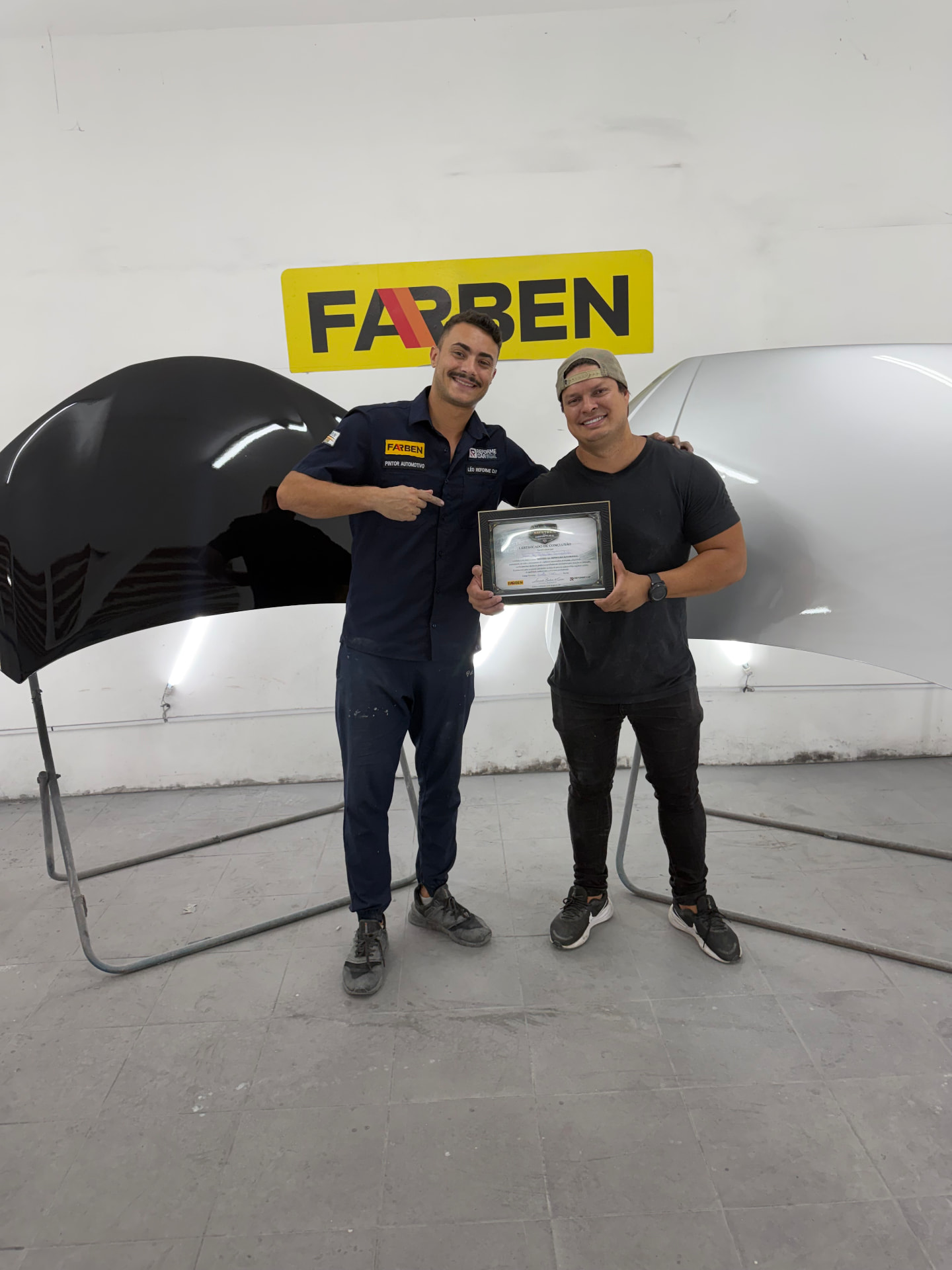 Leonardo Barbosa palestrando em treinamento de funilaria e pintura